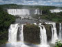 "Das große Wasser". Die beeindruckenden Wasserfälle von Iguazu´. An der Grenze zwischen Brasilien und Argentinien stürzen die Fluten des Rio Iguazu´ auf einer Breite von über 2.700 m in eine 75 m tiefe Schlucht.