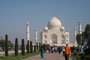 Indien. Agra. Das Taj Mahal ist das Zeichen einer unsterblichen Liebe und eines der schönsten Bauwerke auf unserer Erde. Der Großmogul Shah Jahan ließ es zum Gedenken an seine im Jahre 1631 verstorbene Lieblingsfrau Mumtaz Mahal erbauen. 