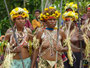 Papua Neuguinea. Provinz East Sepik. Dorfbesuch am Sepik-Fluss. Das Tanzen und Singen hat in der Kultur von Papua Neuguinea einen sehr hohen Stellenwert. Ein Sing Sing mit Geistertanz festigt den Zusammenhalt des Stammes und schreckt die Feinde ab.