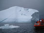 Grönland. Bootsfahrt im Polarmeer. Diese riesigen Eisberge sind Abbruchstücke des Inlandeises auf Grönland.