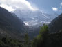 Pakistan. Am Berg Rakaposhi. Der Rakaposhi ist etwa 7.800 m hoch. Der Aussichtspunkt Ghulmet liegt auf 1.800 m Höhe. Der Blick nach oben zur Spitze überwindet darum den außergewöhnlichen Höhenunterschied von 6.000 Metern.
