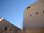 Oman. In der Stadt Nizwa. Das gewaltige Fort aus dem 17. Jahrhundert überragt alles in der Stadt. Der riesige Festungsturm hat einen Durchmesser von 40 m.
