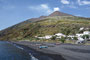 Süditalien. Die Insel Stromboli ist die nördlichste der Äolischen Inseln. Der gleichnamige Vulkan gilt als einer der aktivsten weltweit. Durch seine zuverlässigen Ausbrüche wird er seit der Antike "Leuchtturm des Mittelmeeres" genannt.