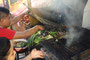 Mexico. Besuch in der riesigen Markthalle von Oaxaca. Hier in der "Hölle" treffen sich die Einheimischen zum Essen mit der ganzen Familie. Alles wird frisch zubereitet. Tortillas, Fleisch, Gemüse und natürlich scharfe Soßen.