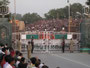 Pakistan. Provinz Punjab. Nahe der Stadt Wagah gibt es den einzigen Grenzübergang von Pakistan nach Indien. Jeden Abend findet hier eine spektakuläre Grenzschließungszeremonie statt. Beiderseits der Grenze feiern dabei tausende Besucher.