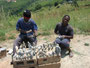 Südafrika. Fahrt durch das Swasiland. Einheimische Handwerker bieten vielfältige Kunstwerke an.