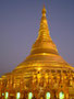 Myanmar. Hauptstadt Yangon. Die Shwedagon Pagode gilt als das Wahrzeichen des ganzen Landes. Die komplett vergoldete Pagode ist über 100 m hoch und an der Spitze mit Edelsteinen besetzt.