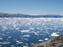 Grönland. Durch den Sermilik-Fjord treiben das ganze Jahr unzählige Eisberge.