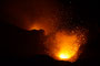 Vanuatu. Der Yasur ist einer der aktivsten Vulkane der Erde. Seit über 800 Jahren spuckt er fast im Minutentakt Lavafontänen, Steinbomben und Rauch in die Höhe. Dazu lassen gewaltige Explosionen die Erde beben. Ein phantastisches Naturschauspiel.