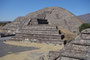 Mexico. Die gewaltige Tempelanlage Teotihuacán war bis etwa 700 n. Chr. die größte Stadt der neuen Welt. Unter den Azteken lebten hier bis zu 250.000 Menschen. Am Ende der 1 km langen Totenstraße liegt die 46 m hohe Mondpyramide.