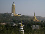 Myanmar. Fahrt nach Monywa. Die riesige Buddha-Statue ist 150 m hoch.