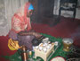 Expedition Danakil-Wüste. Die Stadt Harar. Bei einer traditionellen Kaffeezeremonie wird der Kaffee liebevoll mit der Hand gemahlen und geröstet. Da schmeckt man den feinen Unterschied.