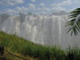 "Donnernder Rauch". Die gewaltigen Victoria-Wasserfälle. An der Grenze zwischen Sambia und Simbabwe stürzen die Fluten des Sambesi in eine 110 m tiefe Schlucht.