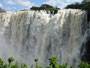 "Donnernder Rauch". Die gewaltigen Victoria-Wasserfälle. An der Grenze zwischen Sambia und Simbabwe stürzen die Fluten des Sambesi in eine 110 m tiefe Schlucht.