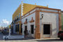 Mexico. Campeche liegt am Golf von Mexico und ist von einer Stadtmauer umgeben, die früher dem Schutz vor Piraten diente. In der kolonialen Altstadt fühlt man sich in die Zeit der spanischen Eroberer zurückversetzt.