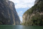 Mexico. Bootstour durch den grandiosen Sumidero-Canyon im Bundestaat Chiapas. Der Rio Grijalva hat hier in Jahrtausenden eine bis zu 1000 m tiefe Schlucht in die Felsen geschnitten.