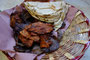 Mexico. Besuch in der riesigen Markthalle von Oaxaca. Hier in der "Hölle" treffen sich die Einheimischen zum Essen mit der ganzen Familie. Alles wird frisch zubereitet. Tortillas, Fleisch, Gemüse und natürlich scharfe Soßen.