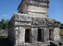 Mexico. Anders als alle anderen Maya-Fundstätten liegt Tulum direkt am Meer. Vermutlich war Tulum wegen seiner günstigen Lage am Meer ein wichtiger Handelsplatz der Maya und verfügte über ein gut entwickeltes Verteidigungssystem.