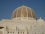 Oman. In der Hauptstadt Muscat. Die Sultan Qaboos Moschee ist die größte des Landes. Über 20.000 Gläubige finden im Inneren der Moschee einen Platz zum Gebet.