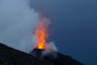 Süditalien. Insel Stromboli. Alle 20-30 Minuten schleudert der gleichnamige Vulkan Lava in 200 m Höhe. Seit der Antike wird er "Leuchtturm des Mittelmeeres" genannt. Aus relativ sicherer Entfernung kann man dieses einmalige Naturschauspiel bewundern.