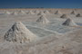 Bolivien. Auf mehr als 3600 Metern Höhe, liegt der Salar de Uyuni, der größte Salzsee unserer Erde. In schwerer körperlicher Handarbeit wir hier das wertvolle Salz gewonnen.