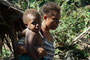 Vanuatu. Ein besonderer Höhepunkt ist der Besuch in den einheimischen Dörfern. Nur wenige Touristen finden den Weg hierher. Die gastfreundlichen Menschen leben von und mit der Natur.