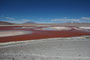 Bolivien. Die Laguna Colorada liegt auf 4.300 m Höhe und ist wegen der auffälligen roten Farbe einzigartig. Die Rotfärbung entsteht durch Mineralien und eine ganz besondere Algenart.