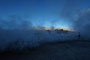 Chile. Das Geysirfeld von El Tatio. Jeden Morgen kurz vor Sonnenaufgang erwachen hier auf 4.300 m Höhe wie von Geisterhand Heißwasserfontänen und Dampfschwaden zum Leben. Bei minus 15°C ist dies ein eiskaltes Schauspiel.
