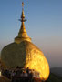 Myanmar. Der goldene Felsen von Kyaiktiyo ist einer der heiligsten Orte des Landes. Der Legende nach hält ein Haar von Buddha den Felsen im Gleichgewicht. Jeder Buddhist in Myanmar pilgert mindestens einmal im Leben hierher.