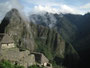 Peru. Machu Picchu. Das schönste und rätselhafteste Zeugnis der Inkazeit liegt auf 2.500 m Höhe. Vom Tal aus ist nichts von der gewaltigen Anlage zu sehen. Erst im Jahre 1911 wurden die Ruinen wiederentdeckt. Ein unbeschreiblicher Anblick.