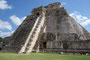 Mexico. Uxmal, ca. 600 n. Chr. entstanden, war ehemals eine der großen und kulturell bedeutenden Städte der Maya. Der Name Uxmal steht in der Mayasprache für „die dreimal Erbaute". Die Bedeutung vieler Bauten gibt bis heute noch Rätsel auf. 