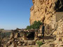 Mali. Das Dogonland. In der großen Felswand, der Falaise, wohnten früher die Dogon. Heute werden in den Höhlen die Verstorbenen bestattet.