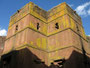 Äthiopien. Der Norden. Die einzigartigen Felsenkirchen von Lalibela. Diese wurden im 12. und 13. Jahrhundert in mühevoller Handarbeit aus den riesigen Felsen gehauen. Der Legende nach vollendeten nachts die Engel das Wunder. Die berühmte Georgskirche.