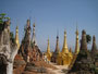 Myanmar. Der Inle-See. Hier ist die Heimat der Inthas, der "Söhne des Sees". Das geheimnisvolle Pagodenfeld von Shwe-Inn-Thein.