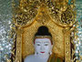 Myanmar. In der Stadt Sagaing. Die U-Min-Thonze-Pagode. Fünfundvierzig golden gewandete Buddhastatuen stehen in der Pagode, die den Grundriss einer Mondsichel aufweist. 