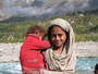 Pakistan. Das Hunzaland. Fahrt von Karimabad nach Hopar. An den kleinen Flüssen suchen Goldgräber mit ihren Familien das große Glück.