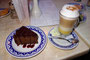 Mexico. Ein perfekter Cappuccino mit Schokoladenkuchen nach einem perfekten Tag.
