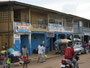 Sierra Leone. Die Stadt Bo. Hier ist eines der Zentren für den Diamantenhandel. Die vielen Diamond-Offices kaufen die Diamanten billig von den Schürfern und verkaufen sie dann teuer weiter.