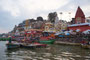 Indien. Varanasi. Was Mekka für die Moslems, das ist Varanasi für die Hindus - die Heiligste unter den Städten. Seit Jahrtausenden strömen Millionen Pilger an den Ganges, um beim rituellen Bad von ihren Sünden gereinigt zu werden.