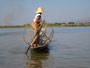 Myanmar. Der Inle-See. Hier ist die Heimat der Inthas, der "Söhne des Sees". Weltbekannt sind die Einbeinruderer. Eine Hand bleibt durch diese besondere Rudermethode immer frei zum Fischen.