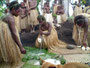 Vanuatu. In den entlegenen Dörfern leben die Menschen noch ganz traditionell. Hier wird das Nationalgericht Laplap hergestellt. Laplap ist ein Brei aus Yams-oder Tarowurzeln, vermischt mit Kokosfleisch.