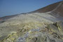 Süditalien. Insel Vulcano. An den Flanken des Vulkankraters befinden sich Fumarolen, aus denen ständig 500 Grad heißer, giftiger Schwefeldampf austritt. Dabei werden bizarre Kristallstrukturen geformt und die Lava färbt sich neongelb.