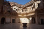 Indien. Jodhpur. Das gewaltige Mehrangarh-Fort steht auf einem 125 m hohen Hügel über der Stadt. Mit dem Bau wurde gleichzeitig zur Stadtgründung Jodhpurs im Jahre 1459 durch Roa Jodha begonnen.