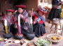 Peru. Cusco. Die feine Wolle der Alpakas wird von den Einheimischen zu warmer Kleidung verarbeitet.