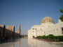 Oman. In der Hauptstadt Muscat. Die Sultan Qaboos Moschee ist die größte des Landes. Über 20.000 Gläubige finden im Inneren der Moschee einen Platz zum Gebet.