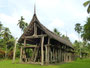 Papua Neuguinea. Provinz East Sepik. Dorfbesuch am Sepik-Fluss. Die Langhäuser sind die Geisterhäuser am Sepik. Im Inneren verbergen sich mystische Schnitzereien und heilige Gegenstände. Hier nehmen die Männer des Clans Kontakt mit ihren Vorfahren auf.