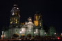 Mexico. Die Hauptstadt Mexico City. Der Zócalo ist der Hauptplatz der Stadt und Treffpunkt von Einheimischen und Besuchern. Hier befindet sich auch die große Kathedrale von Mexico City.