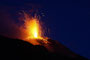 Süditalien. Insel Stromboli. Alle 20-30 Minuten schleudert der gleichnamige Vulkan Lava in 200 m Höhe. Seit der Antike wird er "Leuchtturm des Mittelmeeres" genannt. Aus relativ sicherer Entfernung kann man dieses einmalige Naturschauspiel bewundern.