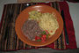 Bolivien. Einheimische Küche. Lama-Fleisch mit Spaghetti.