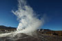 Chile. Das Geysirfeld von El Tatio. Jeden Morgen kurz vor Sonnenaufgang erwachen hier auf 4.300 m Höhe wie von Geisterhand Heißwasserfontänen und Dampfschwaden zum Leben. Bei minus 15°C ist dies ein eiskaltes Schauspiel.